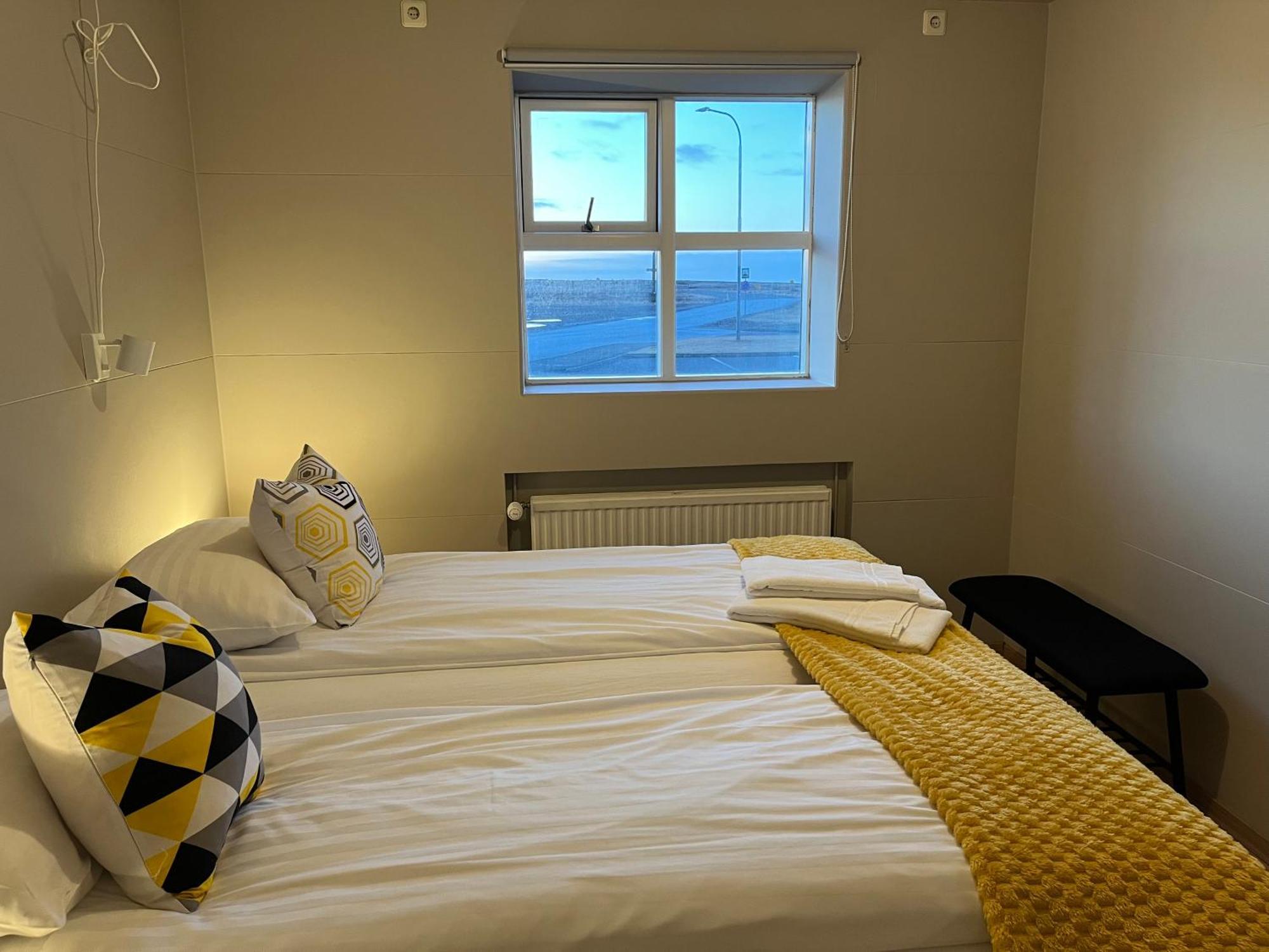 Guesthouse Hvammur By The Harbour Хофн Экстерьер фото