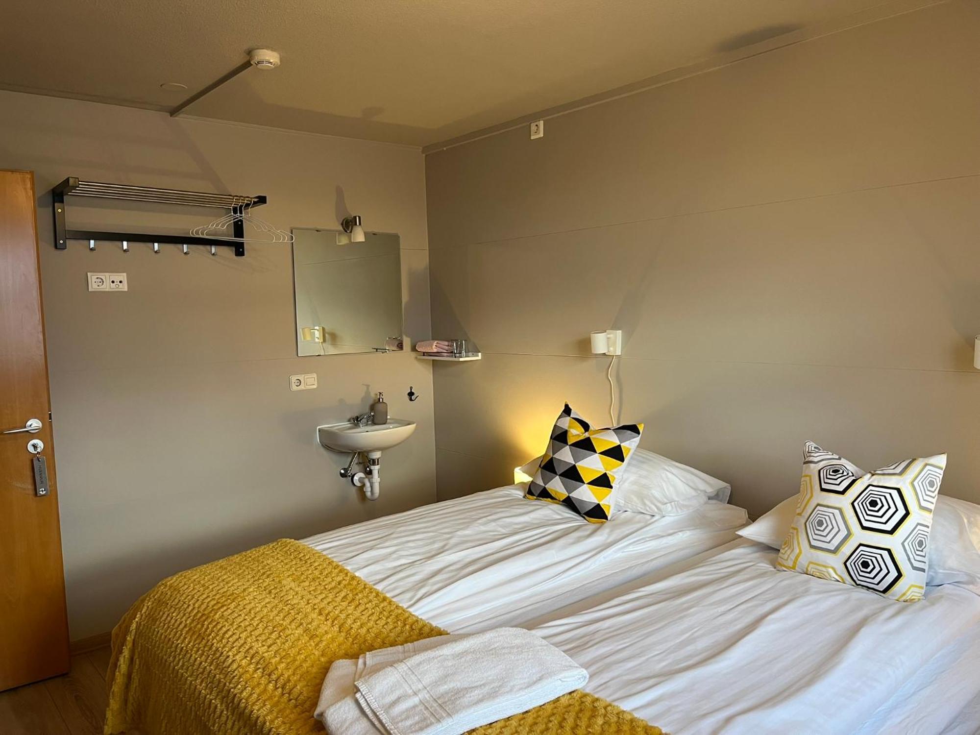 Guesthouse Hvammur By The Harbour Хофн Экстерьер фото